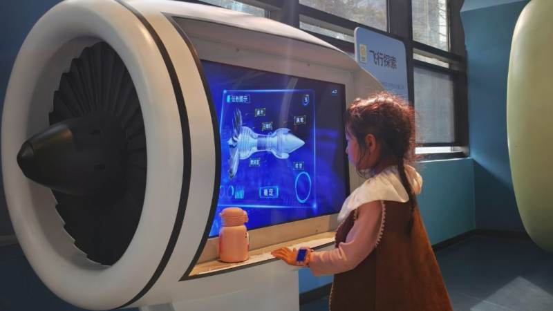 VR大空间定位技术路线演变观察:从外向内到内向外再到协同感知